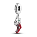 Colgante gato en calcetín navideño de esmalte rojo con baño de plata y piedras circonitas - Abalorio de Calcetín de Regalo de Navidad (KTC489)