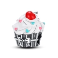 Makroaufnahme von Cupcake-Charm aus Silber mit roter Kirsche und bunten Emaille-Herzen - Cupcake Stil
