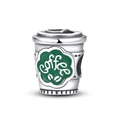 Makroaufnahme von versilbertem Kaffeetassen-Charm mit grünem Emaille-Logo und Kaffeeschrift - Kaffeetassen-Stil