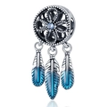 Makroaufnahme von Silber-Traumfänger-Anhänger mit blauem Edelstein und Federn für Armbänder - Blauer Traumfänger-Stil (W-CMS1656)