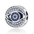 Primer plano del dije de ojo turco de plata con cristales azules y blancos - Estilo Ojo Turco Redondo (W-PAC1004)