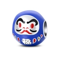 Dettaglio macro del ciondolo Daruma blu scuro con carattere bianco 福 e dettagli rossi - Serie di Capodanno - Daruma (PAC809)