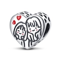 Detalle macro del dije de corazón plateado con pareja de dibujos y corazones rojos - Cuenta de Corazón de Hermanas (PAC792)
