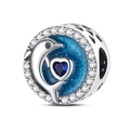Vista macro de amuleto de delfín de plata con corazón de esmalte azul y circón brillante - Abalorio de Corazón de Delfín Marino (PAC456)