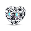 Vista detallada de dije de corazón plateado con piedras púrpuras y patrón calado - Cuenta de Hermanas Cariño (PAC794)