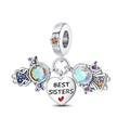 Detalle del charm plateado Best Sisters con gemas de colores y colgantes de estrellas - Dijes Triples Best Sisters (PAC796)