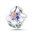 Detail eines Blumenanhängers mit blauen Emaille-Blüten, orangem Zirkon und grünen Steinen - PAC902-Iris-Blumenperle