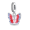 Makroaufnahme von Schmetterlingsanhänger mit rot-weißem Emaille und blauen Sternenmustern - Gedenkschmetterling (PAC970)