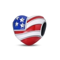 Makrofoto von herzförmigem USA-Flaggen-Charm mit Emaille-Sternen und Streifen für Armbänder - Herzflagge (PAC971)