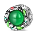 Macro-detail van slangvormige kraal met groene edelsteen en rood oog voor bedelarmbanden - Groen Gewas Ziel Slang Kraal (PAC1426)