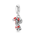 Detail van een verzilverde roos- en slangbedel met rood emaille voor DIY-armbanden - Roos Magische Slang Hanger (PAC1427)