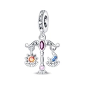 Dettaglio macro dello charm in argento con bilancia tarocchi sole luna e zirconi - Ciondolo Giustizia dei Tarocchi (PAC1439)