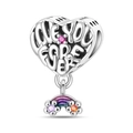Makroaufnahme vom Silberherz-Charm mit 'LOVE YOU FOREVER' Gravur und kleinem Regenbogen-Anhänger - Liebe Ewige Begleitung Perle (PAC1443)