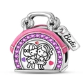 Detail eines silbernen Handtaschenanhängers mit rosa Emaille und 'Bestie'-Gravur - Bestie Handtasche Perle (PAC1445)