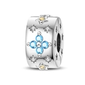 Detailansicht der silbernen Charm-Perle mit blauer Blume und gelben Sternen für Armband - Sternengeheimnis Stil (PAC1627)