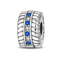 Makroansicht Silber-Charm mit blauen Kristallen und Gravur 'you love who' am Rand - Blau Gewebter Stil (PAC1630)