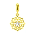 Detalle macro del colgante de estrella dorada con pavé de circonitas y mini estrellas - Colgante Estrella Calada Incrustado con Zircón Estrella (OTC1324)