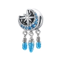 Detalle de amuleto atrapasueños de luna y estrella con piedras azules y plumas - Abalorio Pluma Goteo de Aceite Borla Luna Estrella (OTC1128)