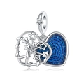 Detalle de dije de corazón plateado con esmalte azul, estrellas y acabado brillante - Colgante Corazón Eterno Árbol de la Vida Estrella (OTC1008)