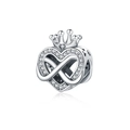 Makro-Detail des silbernen Herz-Charms mit Unendlichkeitssymbol, Krone und Zirkoniasteinen - Herz Krone Unendlichkeitssymbol Perle (OTC1044)
