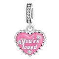 Detail eines rosa Emaille-Herzanhängers mit You're Loved Gravur und Zirkonia - You're Loved Rosa Kuchen Herzanhänger (OTC1162)
