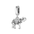 Vue détaillée d'un charm éléphant en argent avec zircons sur fond blanc épuré - Style Charm Éléphant (OTC1081)