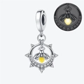 Detailansicht des leuchtenden Bienen-Charms in Silber mit Kristallen für Armband - Leuchtender Glühwürmchen Anhänger (OTC1136)