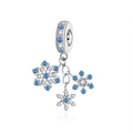 Detalle del charm de triple copo de nieve con circonitas azules y blancas brillantes - Colgante Triple Copos De Nieve Cayendo (OTC1034)