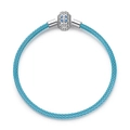 Nahaufnahme von blauem geflochtenem Armband mit silbernem Charm und blauen Zirkonen - 17cm / Himmelblau Hohl Zirkonia Stil (PAB047)