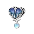 Detalle macro de dije de corazón de plata con esmalte azul galaxia y tallado de alas - Charm de Ala Con Brillo Estilo Piedra De Luna (OTC1059)