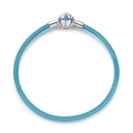Detailaufnahme des himmelblauen Lederarmbands mit silbernem Muschelverschluss und Kristallen - 17cm / Himmelblau Muschelverschluss-Stil (PAB048)