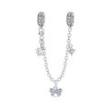 Detalle de cadena de seguridad en plata con circonita de corazón azul y mariposa - Cadena de Seguridad de Lazo Romántico