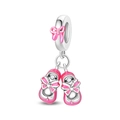Primer plano del colgante de zapatos de bebé en esmalte rosa con lazo y circonitas - Estilo Zapatos Princesa Rosa (PAC1780)