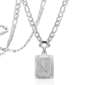 Collier pendentif carré argenté avec lettre N gravée sur une chaîne Figaro - Lettre N / Acier