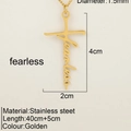 Collier en acier inoxydable doré avec pendentif croix lettre fearless sur fond beige - Sans peur
