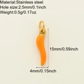 Leuchtend oranger Chili-Anhänger aus Edelstahl mit poliertem goldenem Ösenring - Orangener Chili-Anhänger