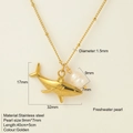 Collana con ciondolo a squalo dorato in acciaio al titanio con perla d'acqua dolce - Stile Squalo (G12)