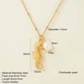 Collana con ciondolo a ippocampo dorato e perla d'acqua dolce su catena in acciaio - Stile Cavalluccio Marino (1021)