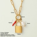 Collana a graffetta dorata in acciaio inossidabile con lucchetto, peperoncino e perla - Lucchetto