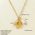 Collana in acciaio dorato con ciondolo a forma di pesce e perla d'acqua dolce bianca - Stile Pesce (1896)