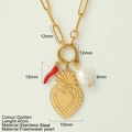 Collana a graffetta dorata con pendente a cuore, ciondolo peperoncino e perla d'acqua dolce - Fragola