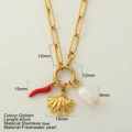Collana in acciaio al titanio dorato con ciondolo a peperoncino e perla barocca - Conchiglia