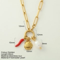 Collana a catena a graffetta dorata con ciondoli peperoncino rosso, conchiglia e perla - Piccola Conchiglia