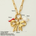 Collana in acciaio dorato con ciondolo peperoncino rosso, fiocco e perla d'acqua dolce - Fiocco