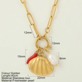 Collana in acciaio dorato con ciondoli a peperoncino rosso, conchiglia e perla - Stile Conchiglia (814)