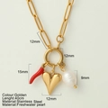 Collana a graffetta in acciaio dorato con ciondoli a peperoncino, cuore e perla - Ciondolo del cuore