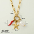 Collana a graffetta in acciaio dorato con ciondoli peperoncino rosso, stella e perla - Stile Stella Marina (1574)