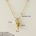 Gouden roestvrijstalen ketting met zeeschelp en parelhanger op een witte achtergrond - Zeeslak (25205G)