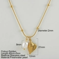 Collana in acciaio inossidabile dorato con ciondolo a conchiglia e perla d'acqua dolce - Conchiglia (0873G)