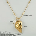 Collana dorata in acciaio inossidabile con pendente a conchiglia e perla bianca - Conchiglia (0730G)
